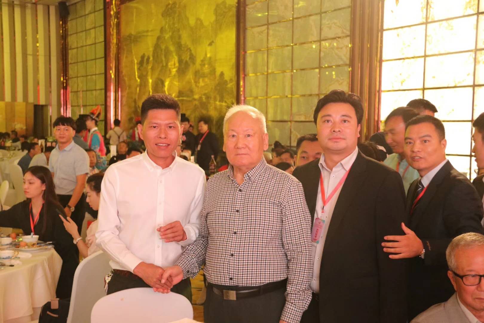 与刘精松上将、国蓉资产董事长张洪贵先生合影