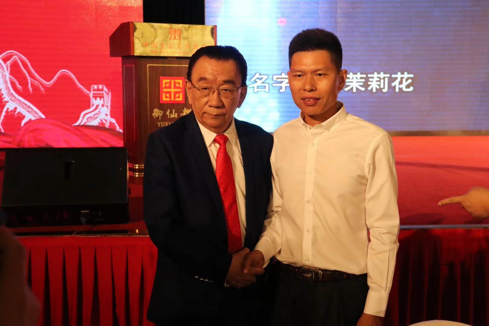 与艺术家侯耀华先生合影